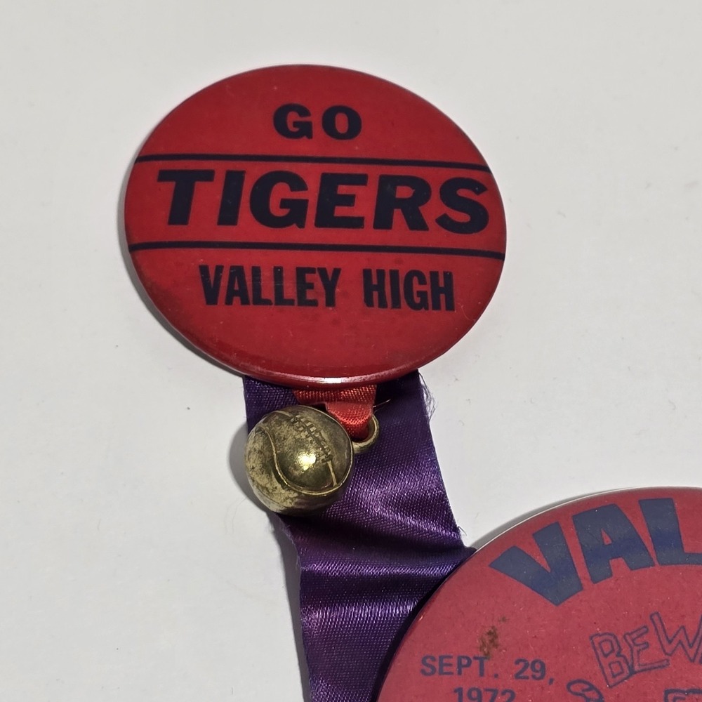 1972 Valley High School TIGERS Football Homecoming Pin Button Pinback Elgin Ia - Picture 4 of 7